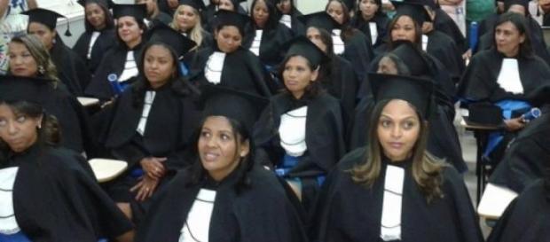 Jovens recebendo o diploma da sonhada faculdade Jovens recebendo o diploma da sonhada faculdade