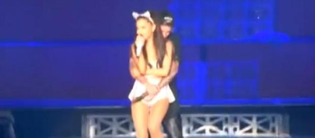 Justin y Ariana, en un momento del concierto. Justin y Ariana, en un momento del concierto.