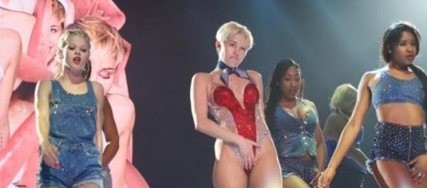 Miley Cyrus toma nota de Patrick Schwarzenegger. Miley Cyrus toma nota de Patrick Schwarzenegger.