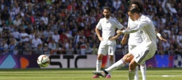 Cristiano Ronaldo voltou a marcar de livre directo Cristiano Ronaldo voltou a marcar de livre directo