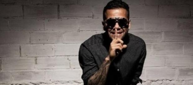 Daniel Alves enigmático de calções na mão Daniel Alves enigmático de calções na mão