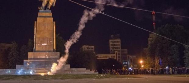 Estátua de Lenine destruída pela população. Estátua de Lenine destruída pela população.