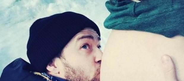 Justin Timberlake beija a barriga de Jessica Biel Justin Timberlake beija a barriga de Jessica Biel