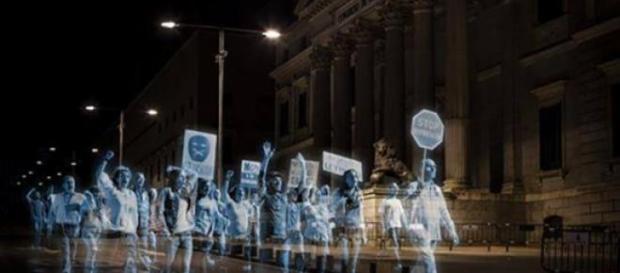 Milhares de hologramas manifestaram-se em Madrid Milhares de hologramas manifestaram-se em Madrid