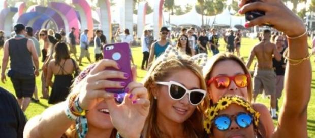 Paris Hilton tira selfies com fãs Paris Hilton tira selfies com fãs
