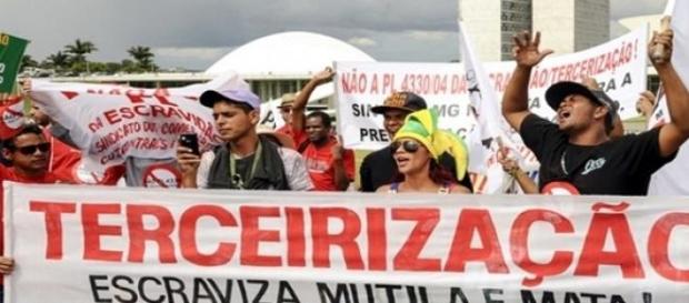 Protestos no país, projeto é duramente criticado. Protestos no país, projeto é duramente criticado.