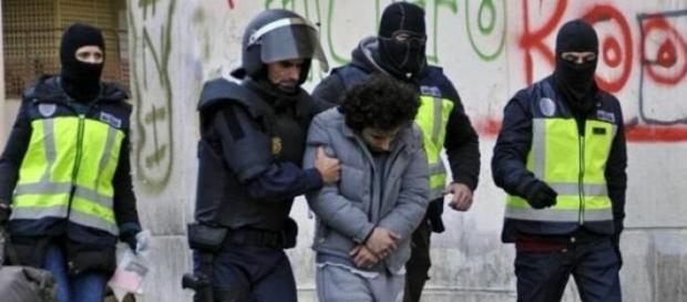Traslado de uno de los detenidos en la operación Traslado de uno de los detenidos en la operación