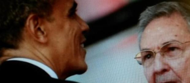 Un regard historique entre Obama et Raoul Castro Un regard historique entre Obama et Raoul Castro