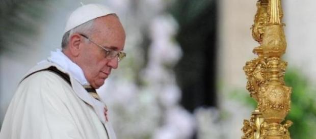 Il papa benedice l'altare di San Pietro Il papa benedice l'altare di San Pietro