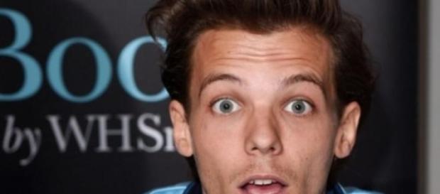 Louis Tomlinson irrita os outros membros. Louis Tomlinson irrita os outros membros.