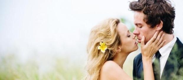 Beijo entre um casal apaixonado Beijo entre um casal apaixonado