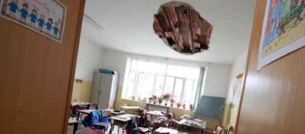Continuano i crolli nelle scuole Continuano i crolli nelle scuole