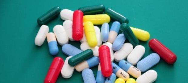 Ibuprofeno - Disponível em várias marcas. Ibuprofeno - Disponível em várias marcas.