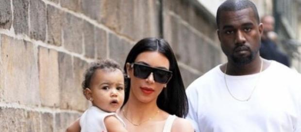 Kim Kardashian com a filha North e o marido Kanye Kim Kardashian com a filha North e o marido Kanye