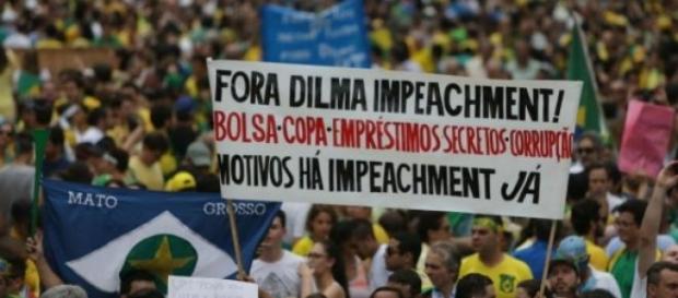 Milhares de protestantes na rua Milhares de protestantes na rua
