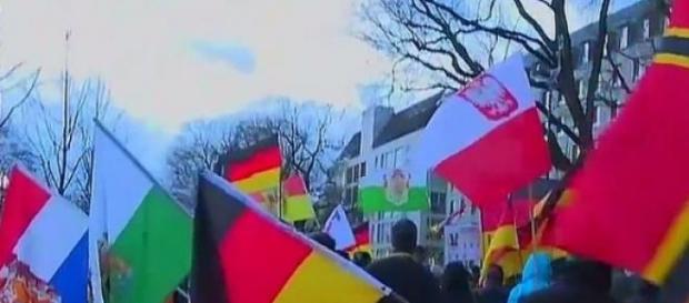 Polnische und kursächsische Fahnen, Pegida-Dresden Polnische und kursächsische Fahnen, Pegida-Dresden