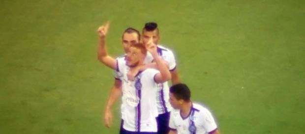 Souza comemora um dos três gols que fez no Sport Souza comemora um dos três gols que fez no Sport
