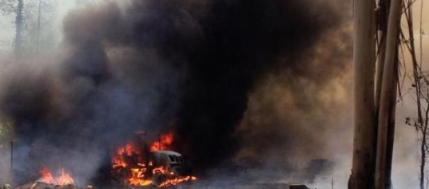 Trator e reboque completamente destruídos Trator e reboque completamente destruídos