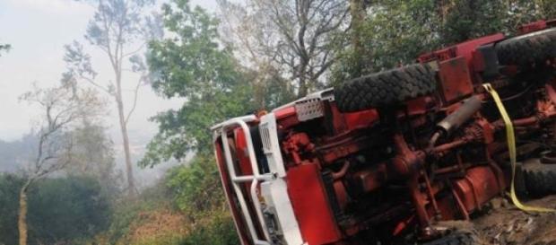 Viatura dos bombeiros capotou e fez um ferido. Viatura dos bombeiros capotou e fez um ferido.