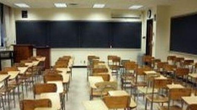 Crolla il tetto di una scuola ad Ostuni.