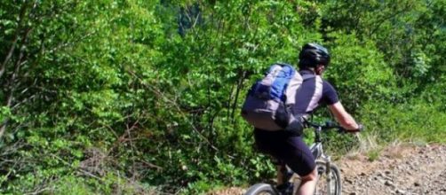 Un bikers in azione su un sentiero sterrato.