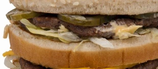 Cheeseburger dublu la KFC Cheeseburger dublu la KFC