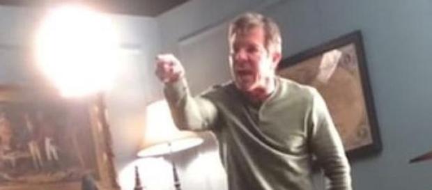 Dennis Quaid grita com elementos do staff. Dennis Quaid grita com elementos do staff.