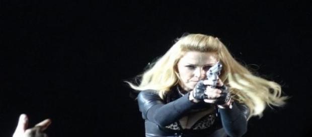 Madonna erregt gerne Aufmerksamkeit auf der Bühne. Madonna erregt gerne Aufmerksamkeit auf der Bühne.