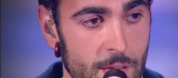 Marco Mengoni mentre interpreta 'Guerriero' Marco Mengoni mentre interpreta 'Guerriero'