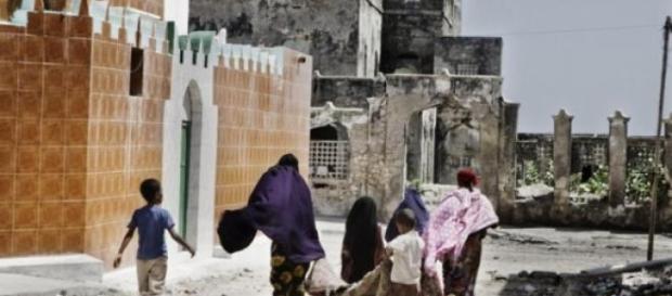 Plusieurs bâtiements sont en ruines à Mogadiscio. Plusieurs bâtiements sont en ruines à Mogadiscio.