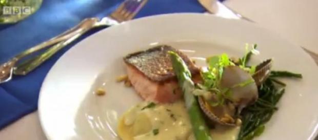 Salmon mousse raviolo with salmon and asparagus Salmon mousse raviolo with salmon and asparagus