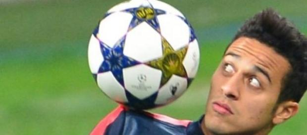 Thiago domina el balón en un entrenamiento Thiago domina el balón en un entrenamiento