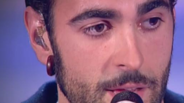 Marco Mengoni mentre interpreta 'Guerriero'