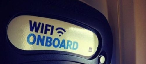 Un avviso di wi-fi a bordo