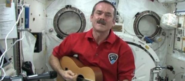 Chris Hadfield dans l'espace avec sa guitare. Chris Hadfield dans l'espace avec sa guitare.