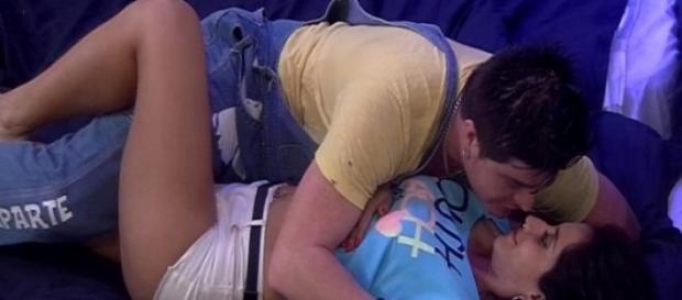 Dos bellas chicas entran en la casa Dos bellas chicas entran en la casa
