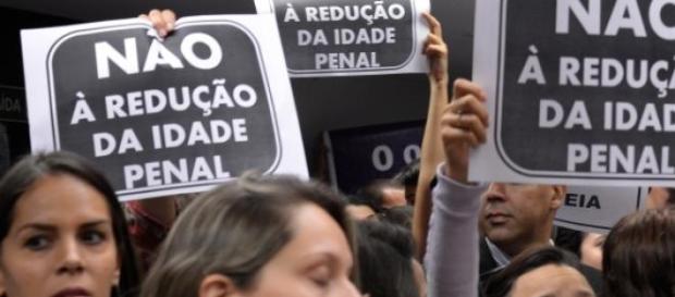 Pessoas protestam contra a redução da maioridade Pessoas protestam contra a redução da maioridade
