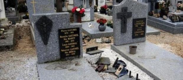 Une tombe profanée au cimetière de Castres. Une tombe profanée au cimetière de Castres.