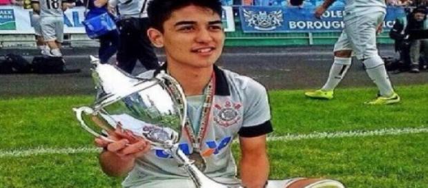 Fabrício Oya ganhou 3 troféus na mesma competição Fabrício Oya ganhou 3 troféus na mesma competição