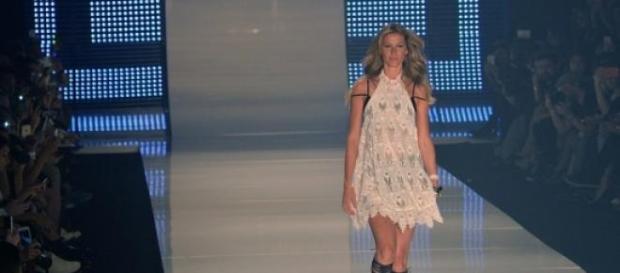 Gisele Bundchen sfila per l'ultima volta Gisele Bundchen sfila per l'ultima volta