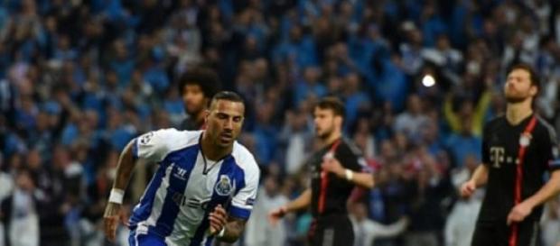 "Expelliarmus" gritou Quaresma, espalhando magia. "Expelliarmus" gritou Quaresma, espalhando magia.