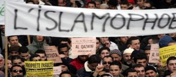 Six fois plus de gestes islamophobes sont posés. Six fois plus de gestes islamophobes sont posés.