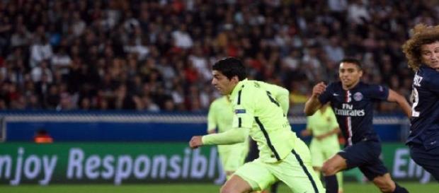 Suarez a ridiculisé David Luiz Suarez a ridiculisé David Luiz