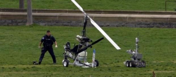 Un autogiro sul giardino del Campidoglio Un autogiro sul giardino del Campidoglio