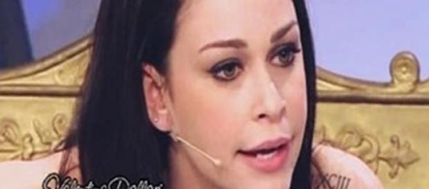 Valentina litiga con i suoi corteggiatori Valentina litiga con i suoi corteggiatori