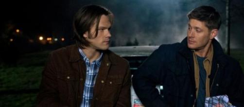 Sam y Dean con su Chevrolet Impala