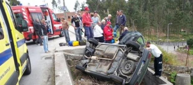 Carro ficou capotado no interior de um tanque Carro ficou capotado no interior de um tanque