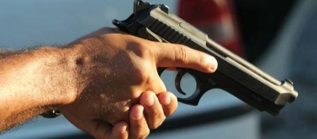Homem terá matado a esposa com uma arma de fogo Homem terá matado a esposa com uma arma de fogo