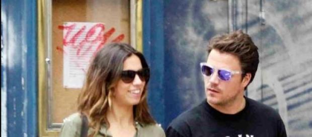 La que fuera pareja dando un romántico paseo La que fuera pareja dando un romántico paseo
