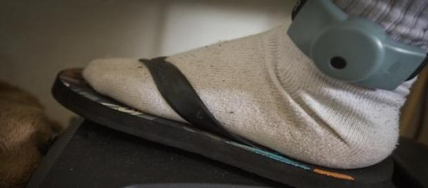 Le bracelet électronique à la sortie de prison. Le bracelet électronique à la sortie de prison.
